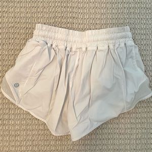 White lulu hotty hot shorts size 4